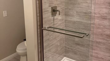 Douche, sĂšche-cheveux, serviettes fournies, savon
