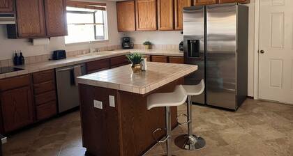 Charming 3-bedroom farmhouse with AC and WiFi in brilliant Las Vegas