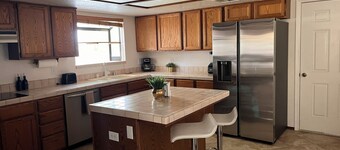 Charming 3-bedroom farmhouse with AC and WiFi in brilliant Las Vegas