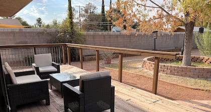 Charming 3-bedroom farmhouse with AC and WiFi in brilliant Las Vegas