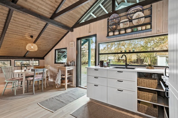 Køleskab, kogeplade, kaffe-/temaskine