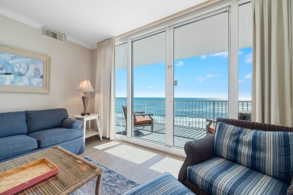 テレビ、DVD プレーヤー、ステレオ