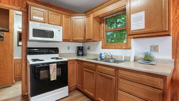 Coffee/tea maker, fridge, microwave, oven