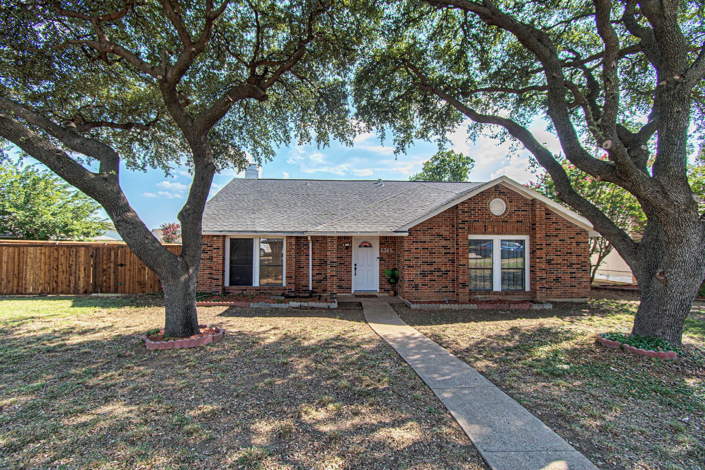 3-bedroom by the Lake in The Colony with AC, WiFi. Pet Friendly- Short or Mid