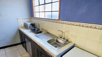 Een koelkast, een microgolfoven, een kookplaat