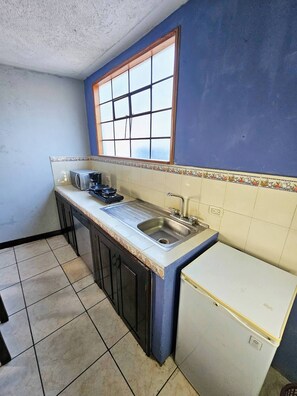 Réfrigérateur, micro-ondes, plaque de cuisson, cafetière/bouilloire