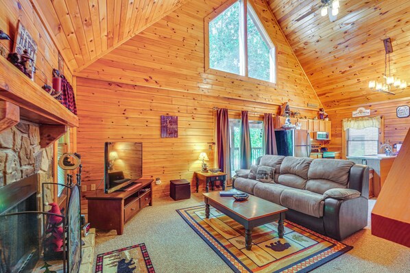 TV, fireplace