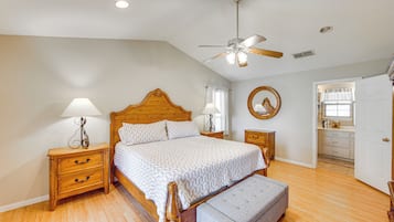 3 bedrooms, desk, travel crib, WiFi