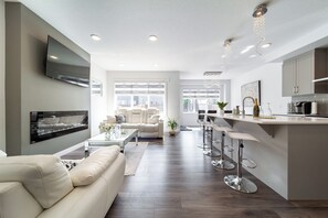 智能电视、壁炉、电子游戏