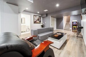 智能电视、壁炉、电子游戏