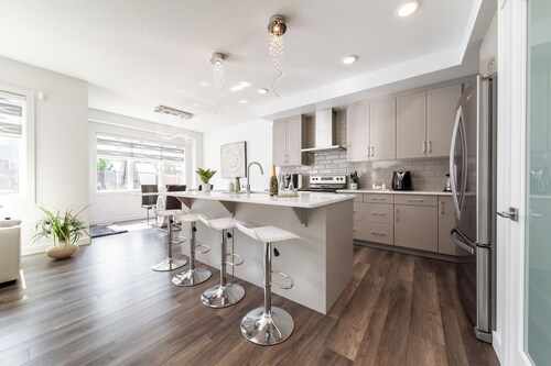 New Luxury House in South Edmonton Near Airport, 2 King bds 4 bdrms 4bthrms