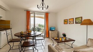 Un appartement moderne comprenant un coin repas, une cuisine et un espace de vie.