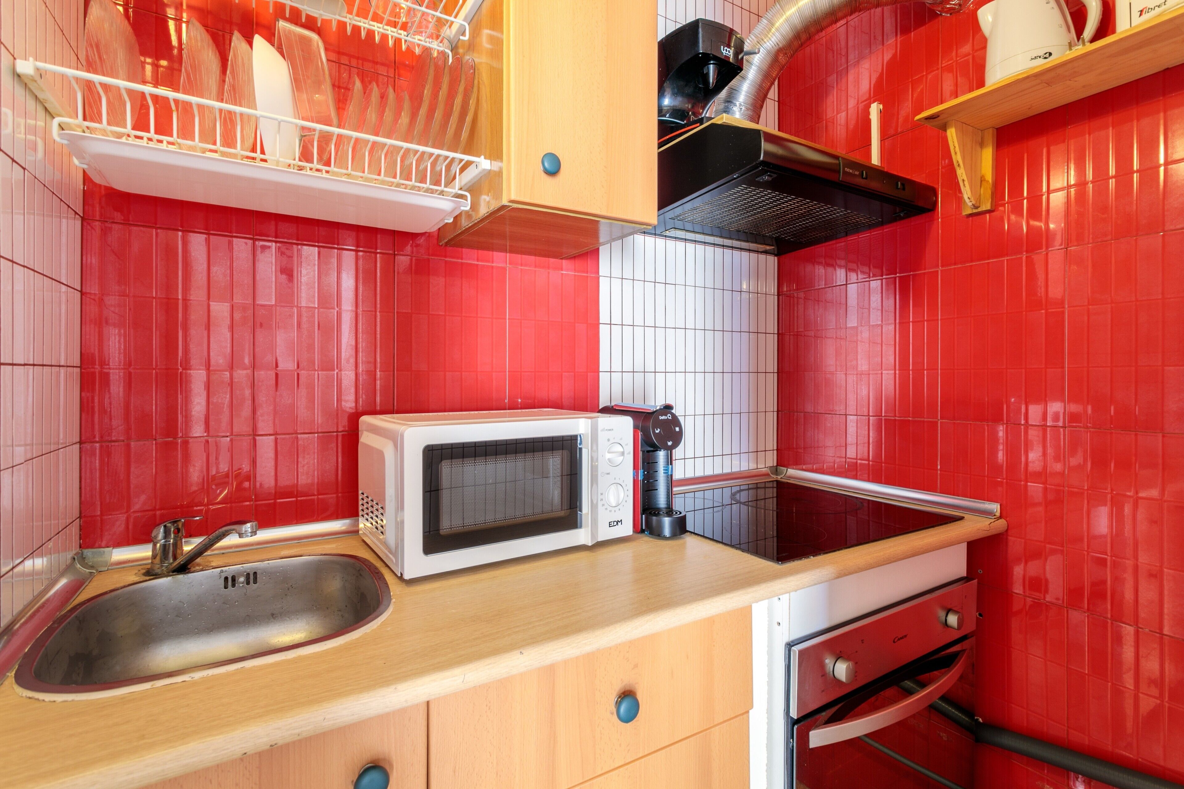 Coffee/tea maker, fridge, oven, stovetop