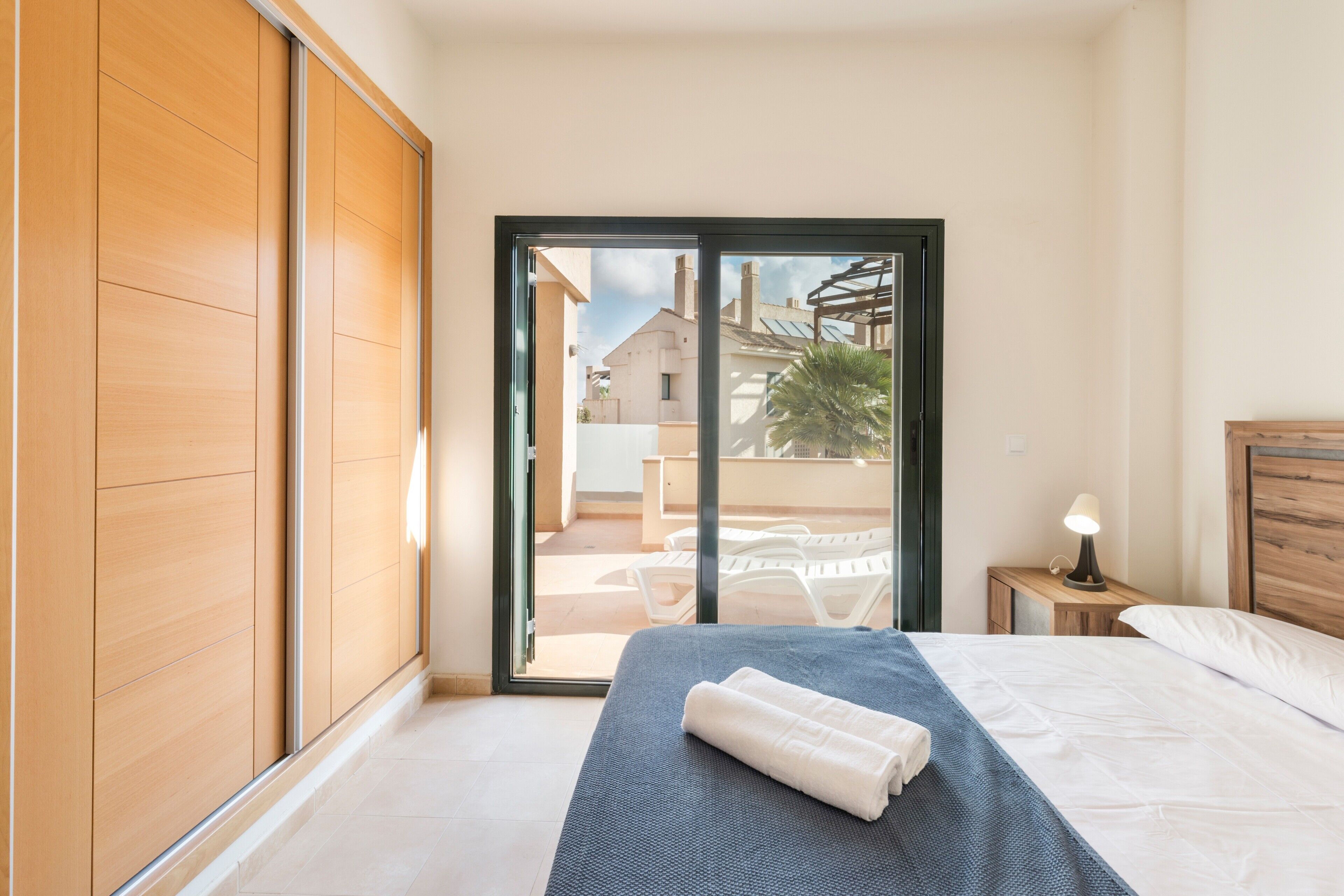 3 slaapkamers, een strijkplank/strijkijzer, gratis wifi, beddengoed