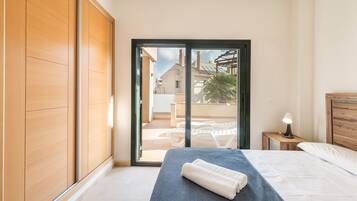 3 slaapkamers, een strijkplank/strijkijzer, gratis wifi, beddengoed