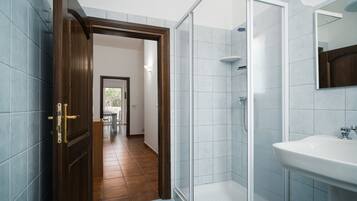 Suihku, hiustenkuivaaja, pyyhkeet