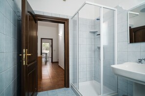 Een douche, een haardroger, handdoeken