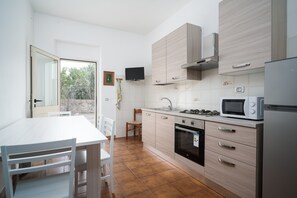 Een koelkast, een magnetron, een oven, een kookplaat