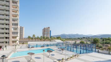 Una piscina cubierta, una piscina climatizada