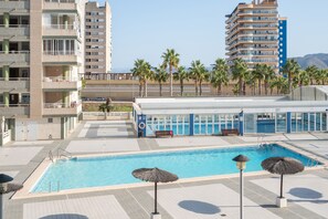 Una piscina cubierta, una piscina climatizada