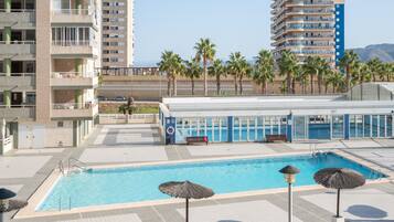 Una piscina cubierta, una piscina climatizada