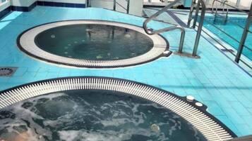 Een binnenzwembad, een verwarmd zwembad