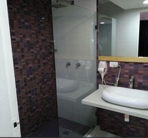 Ducha, secador de pelo, toallas, papel higiénico