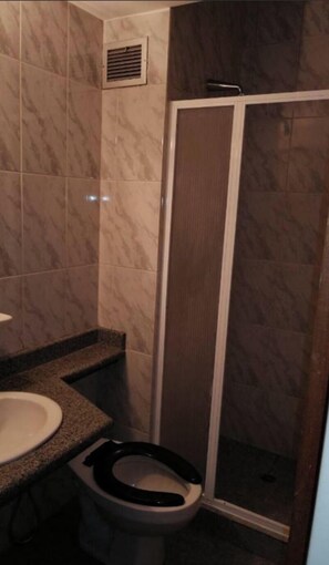 Shower, hair dryer, towels, toilet paper - Hotel las Americas (Caracas)