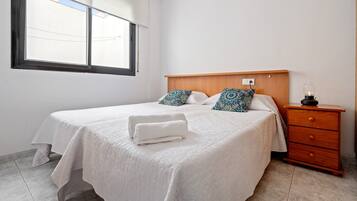 3 slaapkamers, een strijkplank/strijkijzer, gratis wifi, beddengoed