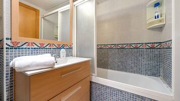 Chuveiro, secador de cabelo, toalhas de banho