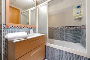 Shower, hair dryer, towels - Apartment 'Constancia' with Mountain Views, Wi-Fi and Air Conditioning (La Ràpita)
