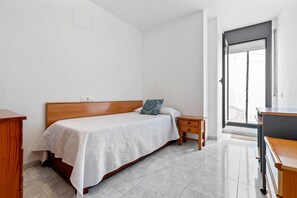 3 bedrooms, iron/ironing board, free WiFi, bed sheets - Apartment 'Constancia' with Mountain Views, Wi-Fi and Air Conditioning (La Ràpita)
