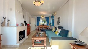 Télévision, cheminée