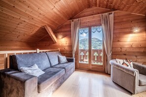TV - Chalet 'Familial - Le Laquis' with Mountain View, Private Terrace and Wi-Fi (Morillon)