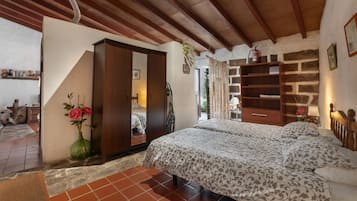 1 habitación, tabla de planchar con plancha, wifi gratis y ropa de cama