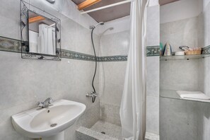 Douche, sèche-cheveux, serviettes fournies