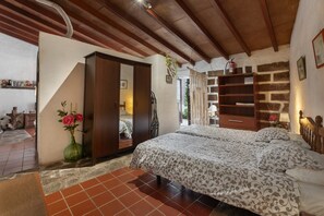 1 chambre, fer et planche à repasser, Wi-Fi gratuit, draps fournis