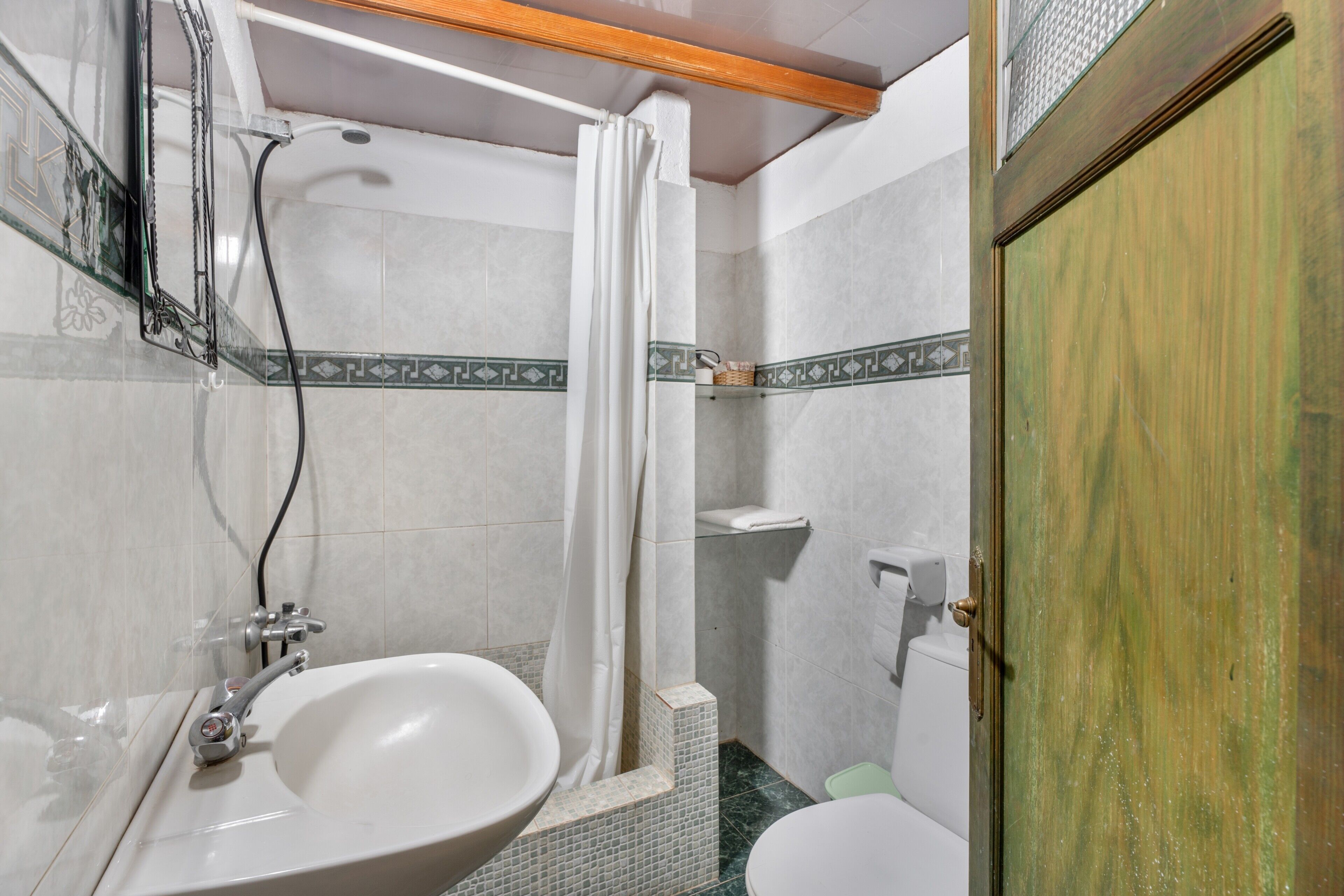 Un baño con ducha, inodoro y lavamanos.