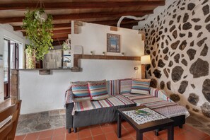 Una televisión, un reproductor de DVD, un reproductor estéreo