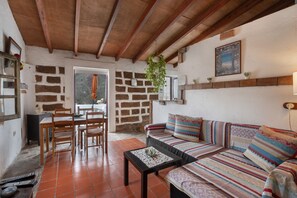 Una televisión, un reproductor de DVD, un reproductor estéreo