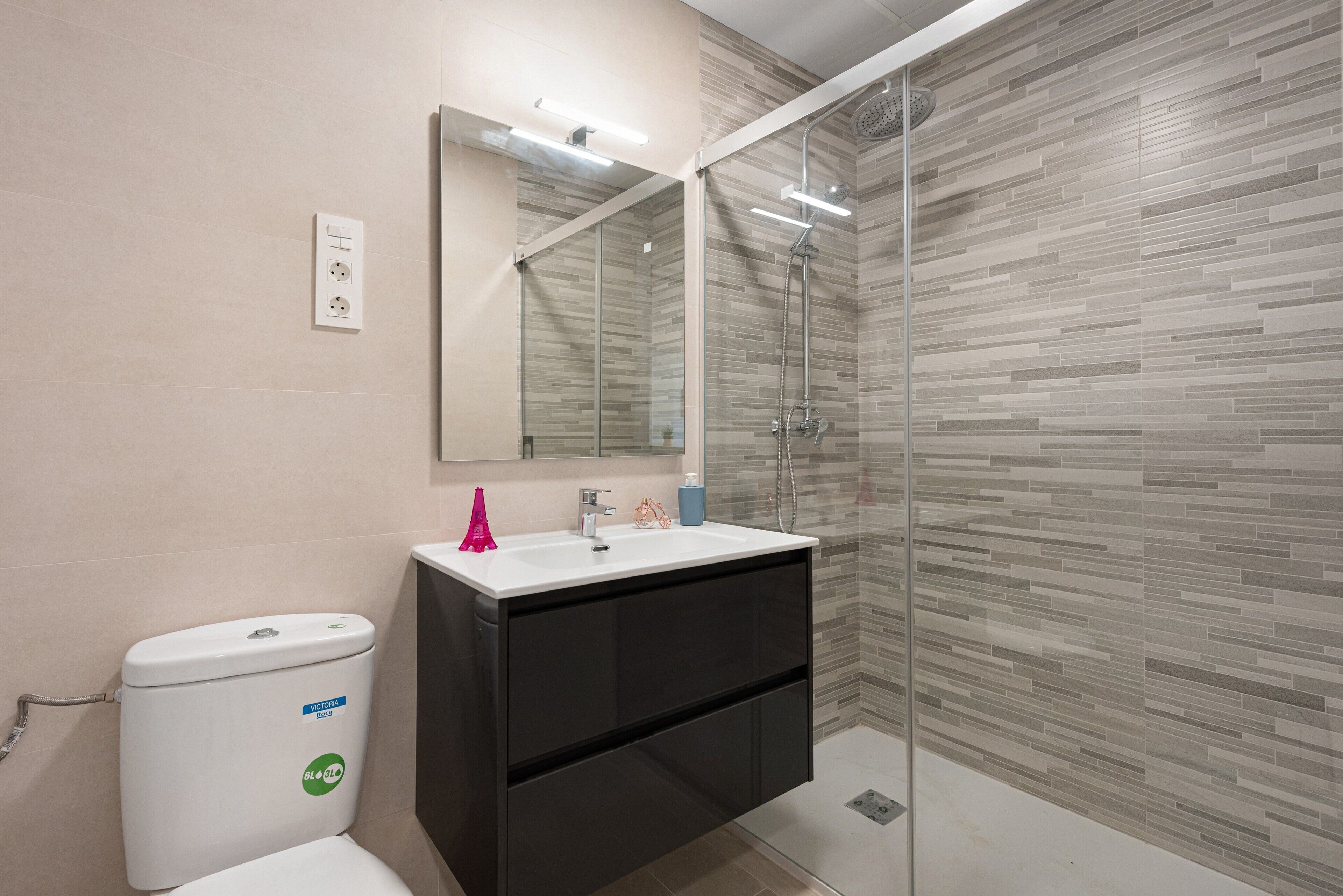 Een douche, een haardroger, handdoeken