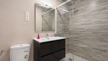 Een douche, een haardroger, handdoeken