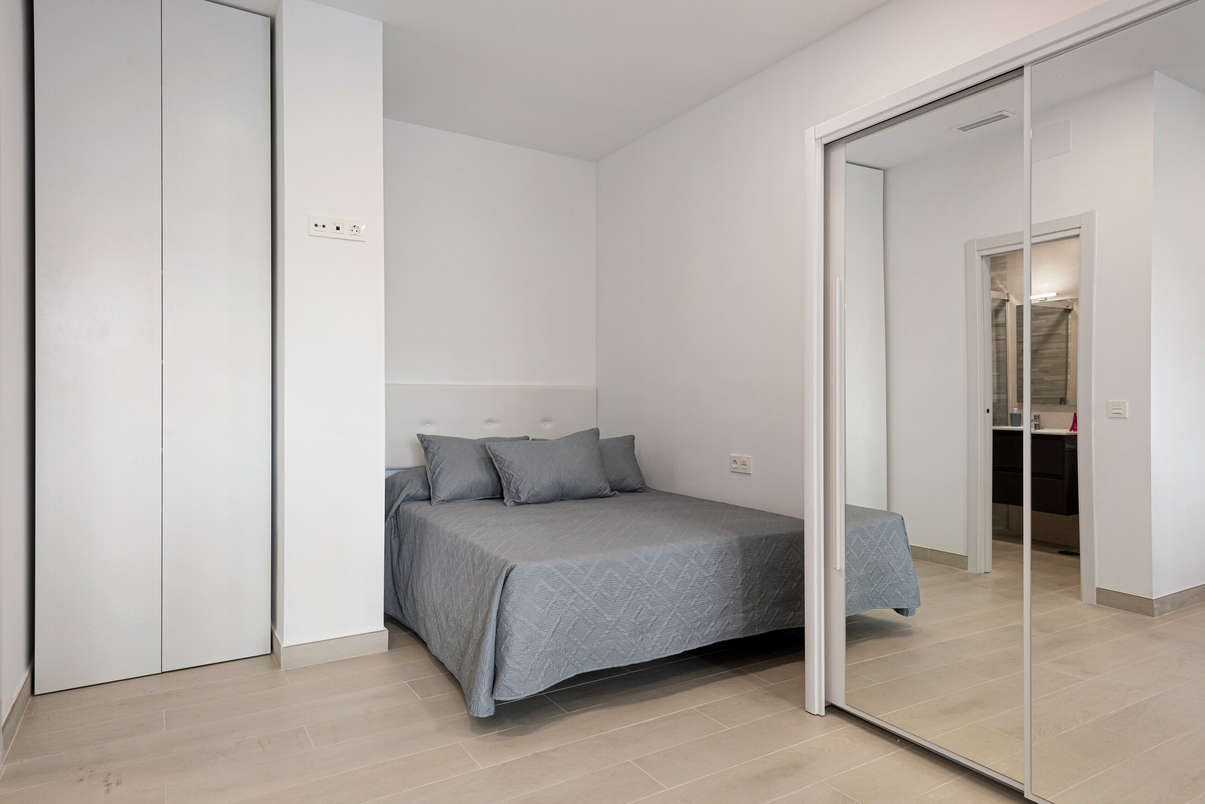 1 slaapkamer, een strijkplank/strijkijzer, gratis wifi, beddengoed