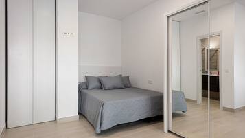 1 slaapkamer, een strijkplank/strijkijzer, gratis wifi, beddengoed