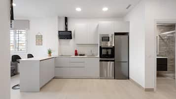 Frigorífic, microones, forn i placa de cuina