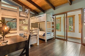 3 bedrooms, desk, free WiFi, bed sheets - Beautiful Backyard With Private Hot Tub - Pet Friendly - Beds for any group dynamic (Avon)