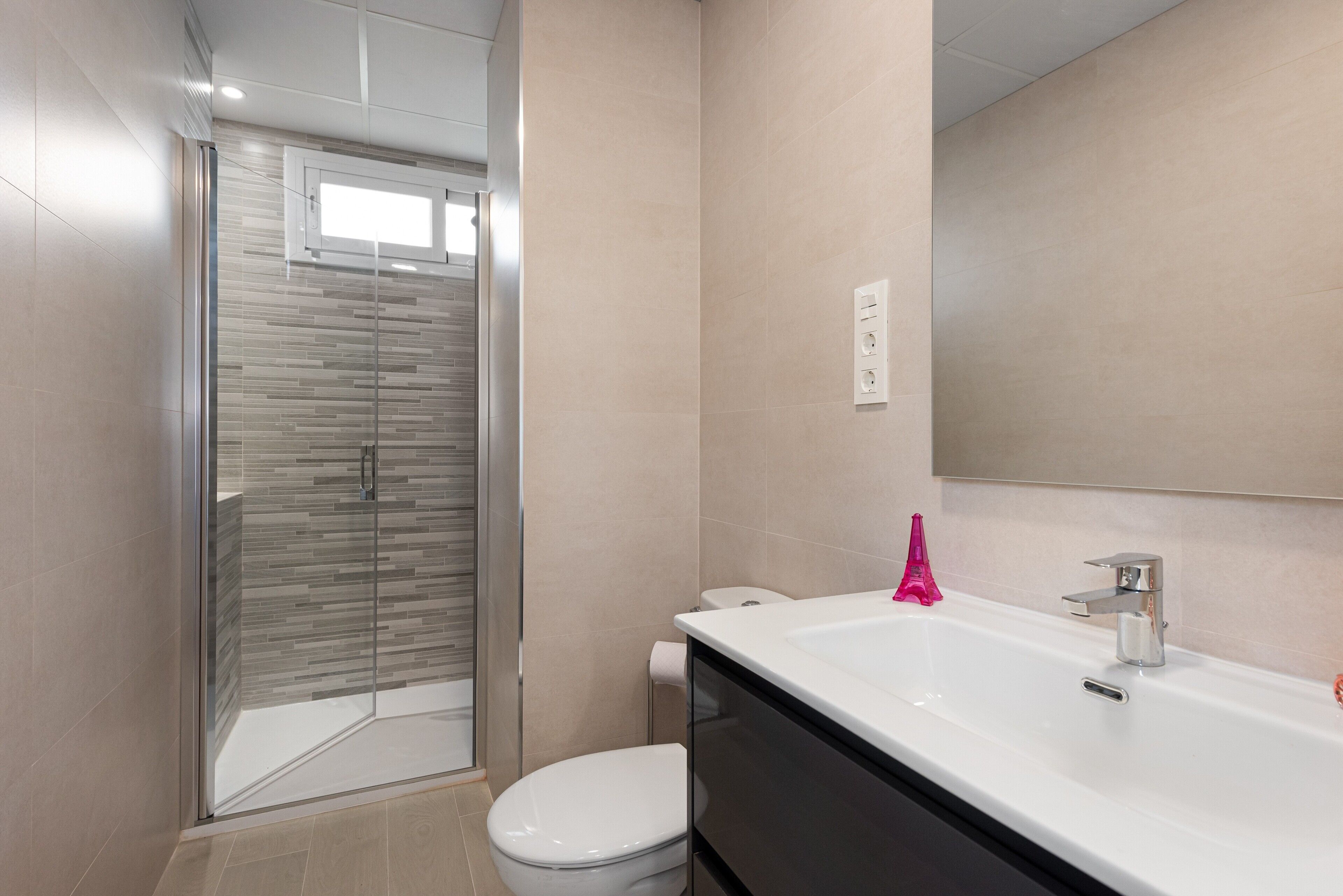 Een douche, een haardroger, handdoeken