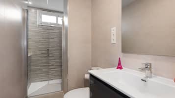 Een douche, een haardroger, handdoeken