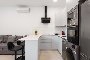 Fridge, microwave, oven, stovetop - Apartment 'Apartamentos Sealmar 2' with Shared Pool, Wi-Fi and Air Conditioning (Malaga)