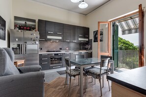 Interior - Holiday Home 'House of Flowers' with Balcony and Wi-Fi (Montopoli vald’arno)